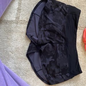 Black Camo lulu lemon shorts size 6